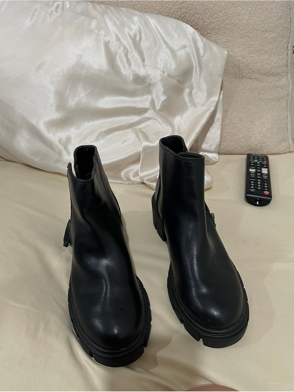 Black Chelsea Lug Sole Boots - Women's Slip-On Ankle Boot